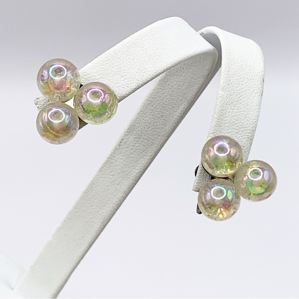 Vintage aurora borealis iridescent lucite clover triple ball screw back earrings